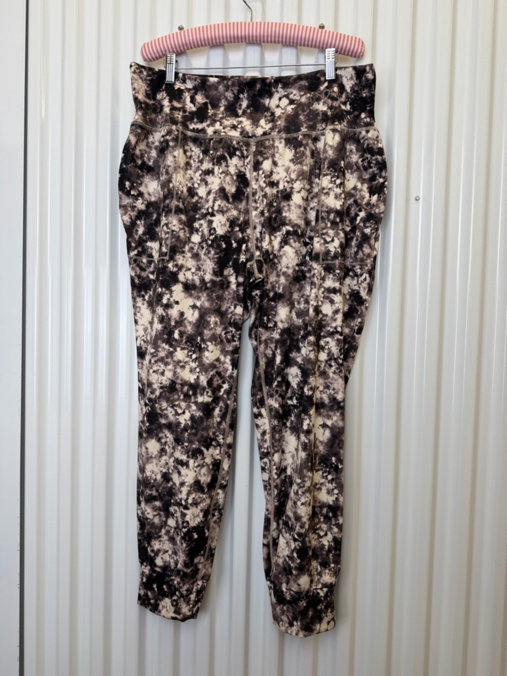 Athleta Salutation Jogger‎ XL Tie Dye Neutral High Rise Pockets Athleisure Pants - Picture 2 of 6